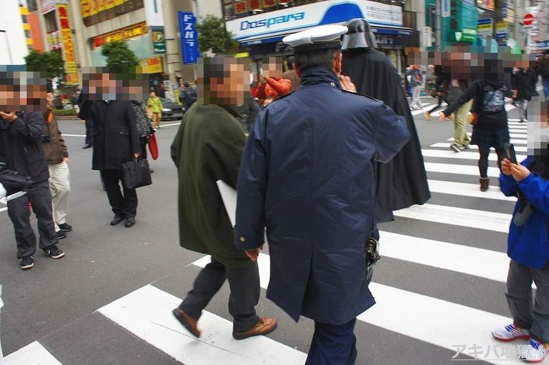 Illustration for article titled Japanese Cops Crack Down on Darth Vader